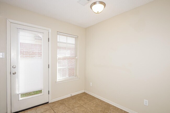 Foto del edificio - 7399 Brentlawn Dr