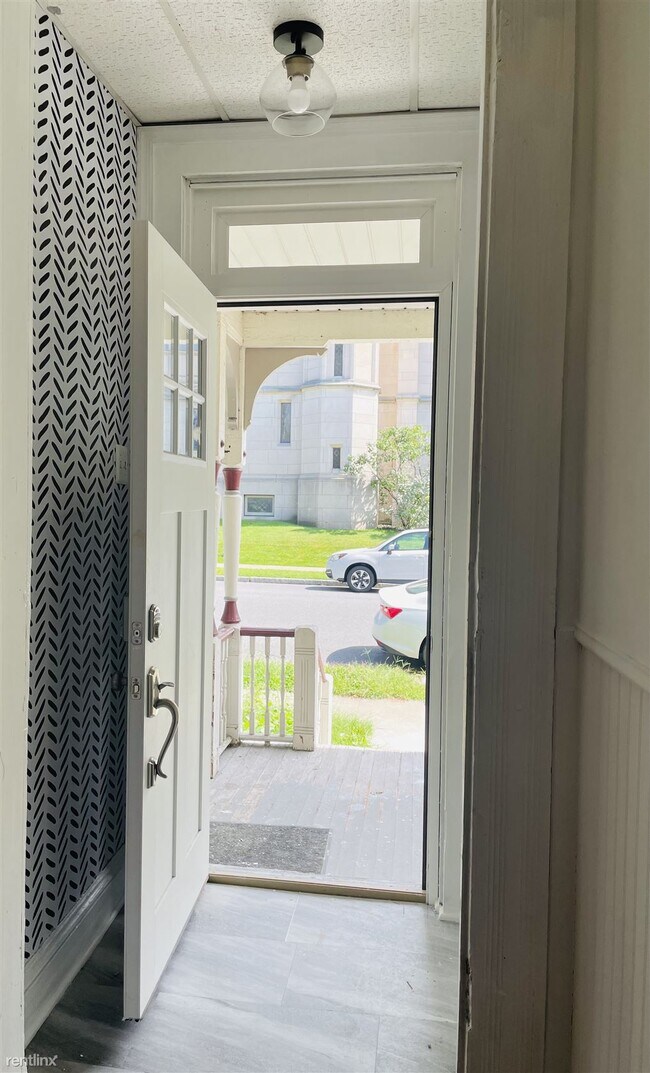 Foto del edificio - 6 br, 1.5 bath Duplex - 541 Madison Avenue 1