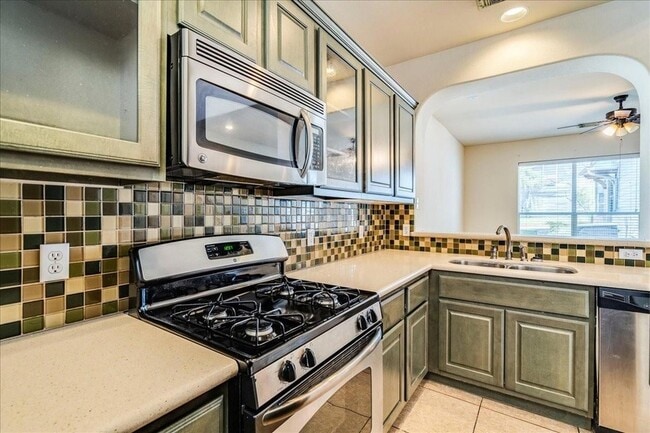 Building Photo - 2924 Bond Dr