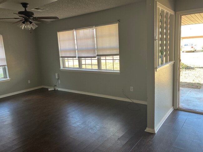 Building Photo - 511 Mark St