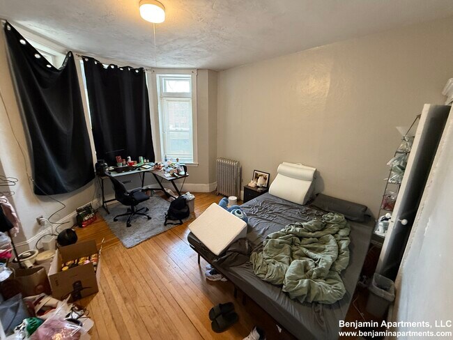 Building Photo - 463 Park Dr