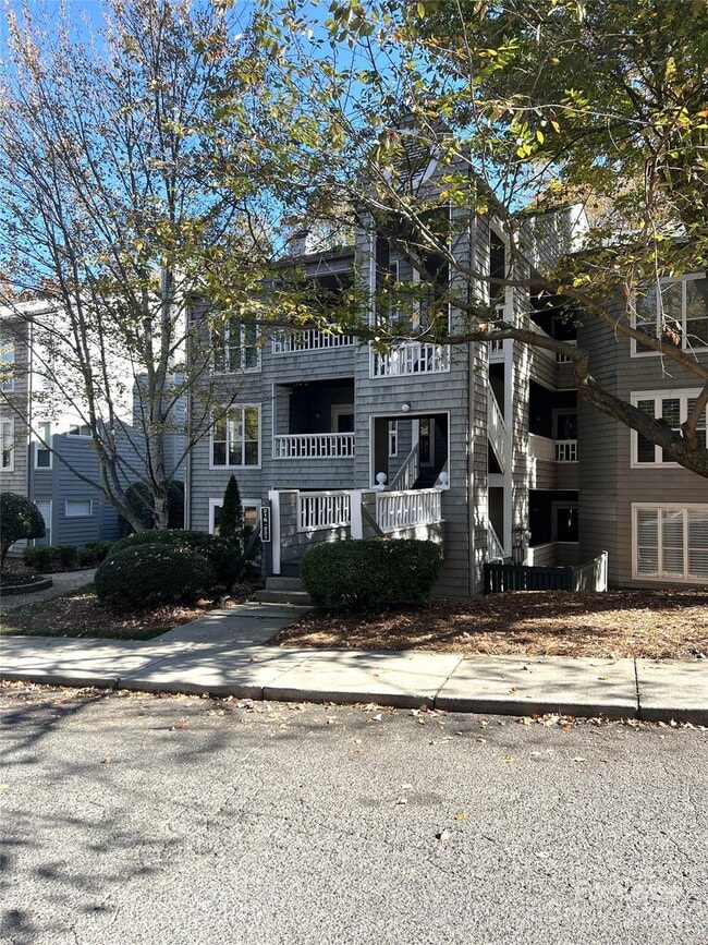 Building Photo - 215 Northwest Dr