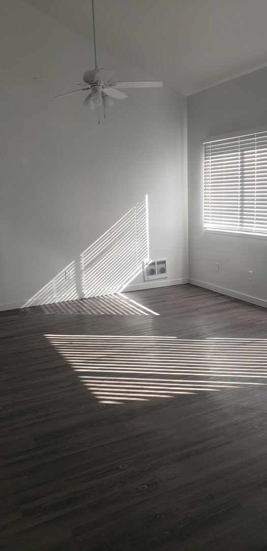 Building Photo - Newly Remodeled 2 bedroom 1 1/2 bath townh...