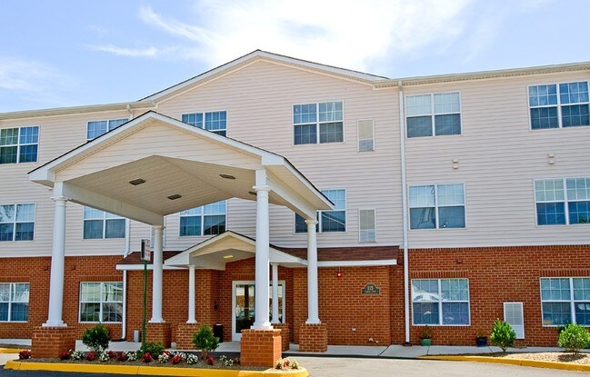 Fachada de la entrada - Moffett Manor Senior Apartments