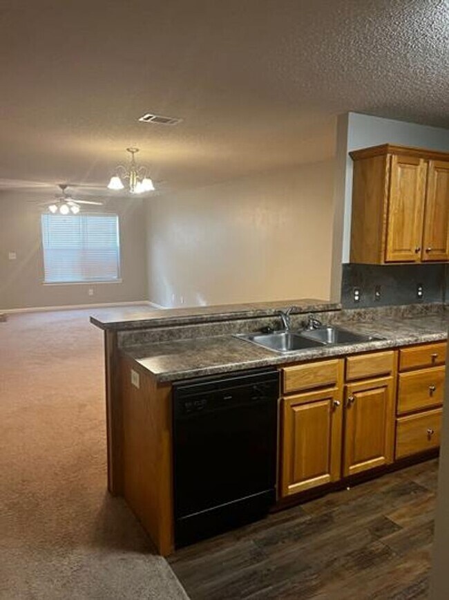 Foto del edificio - Townhome Living Made Easy: Your 2-Bed, 2-B...