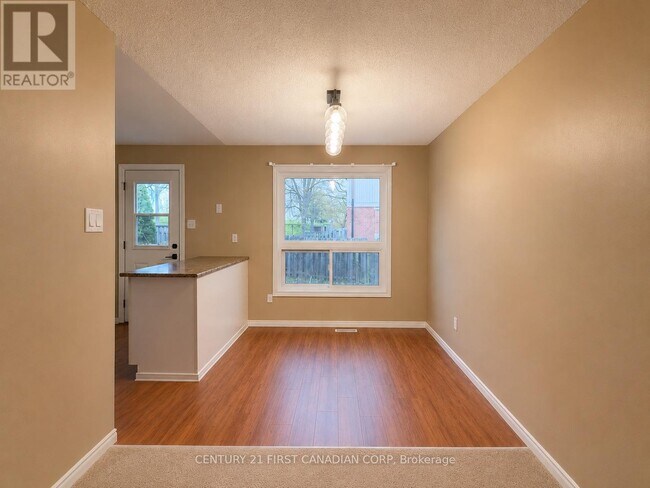 Photo du bâtiment - 925 Lawson Rd