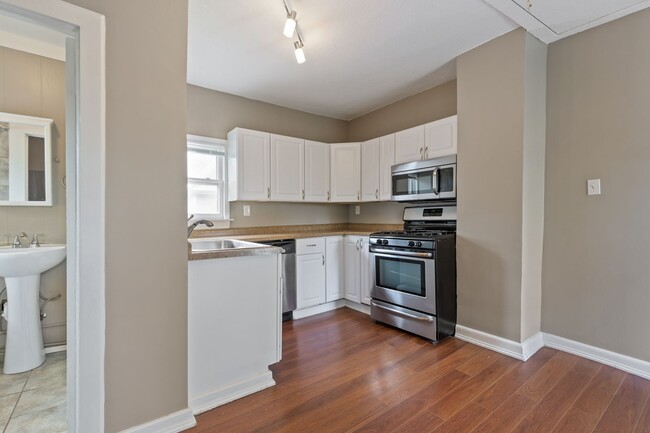 Building Photo - Bruhnding Properties 922 18 1/2 Ave NE