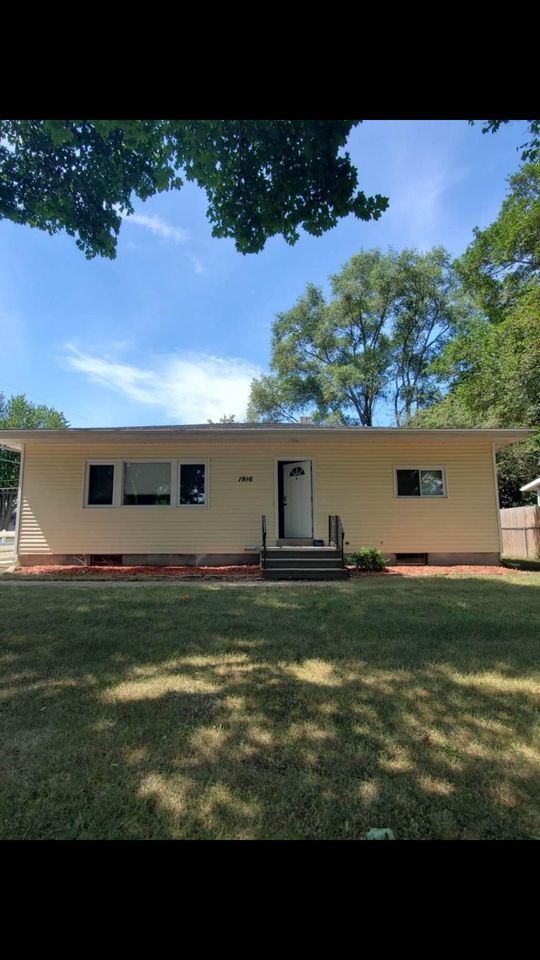 1916 Stockman Rd Unit B, Mount Pleasant, MI 48858 Apartments in Mount