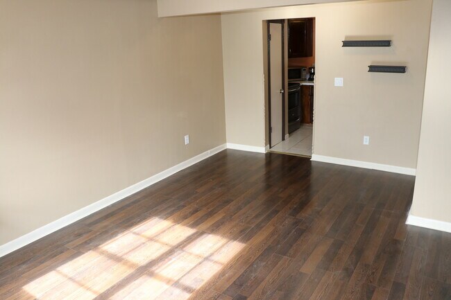 Building Photo - 2 Bedroom Townhouse with upgraded kitchen ...
