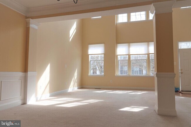 Building Photo - 715 Garden View Way