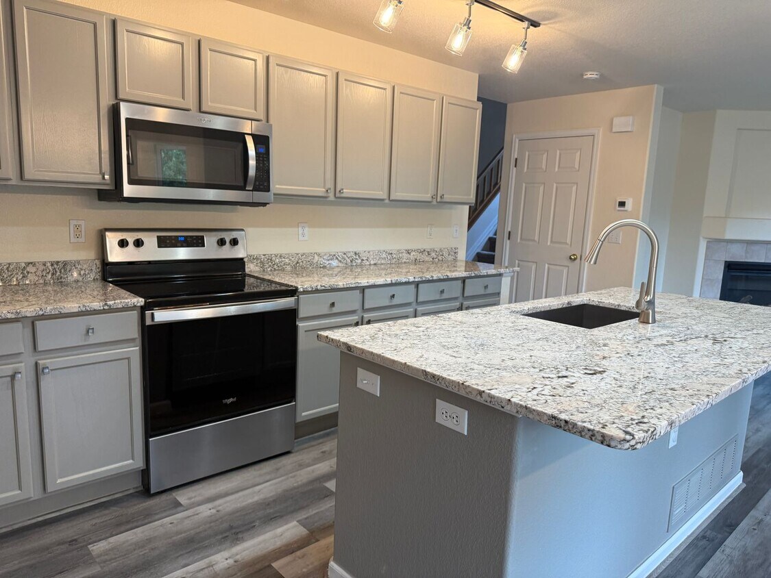 Primary Photo - Great 4 bed 3 bath home Wolf Creek Neighbo...