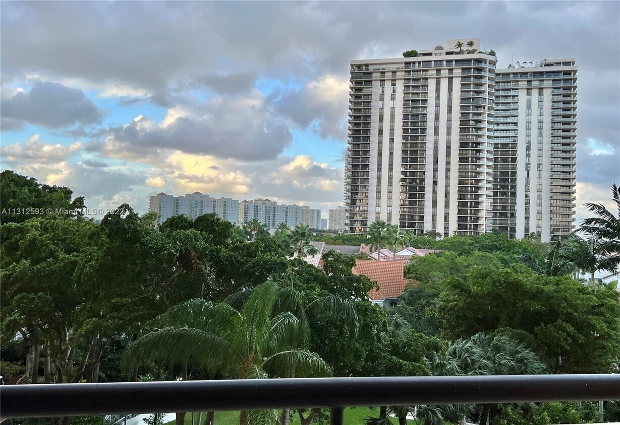 Foto principal - 19355 Turnberry Way