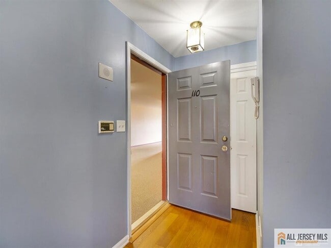 Building Photo - 110 Raintree Ct