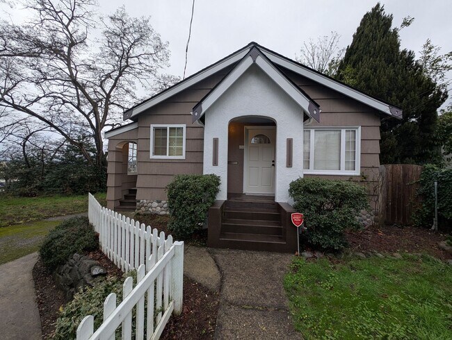 Foto del edificio - 2-Bedroom +Bonus room with a View and Less than 1-Mile from Ferry, PSNS and Downtown Bremerton