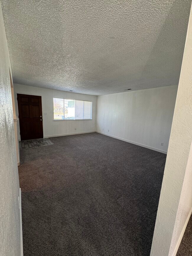 Foto del edificio - 211 W San Joaquin Ave