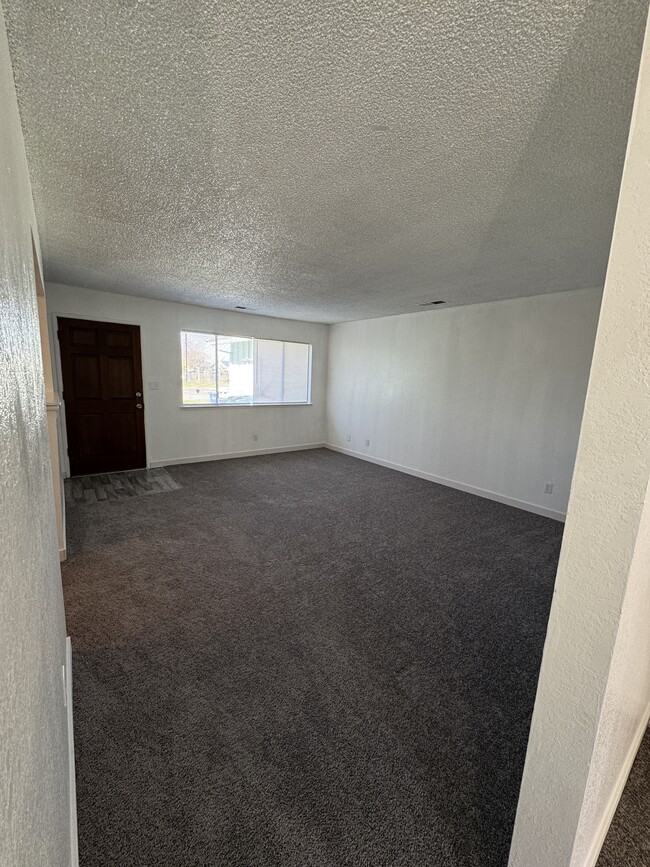 Building Photo - 211 W San Joaquin Ave