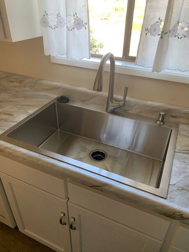 Building Photo - 4 bedroom ~ 1.5 bathroom House Located in ...