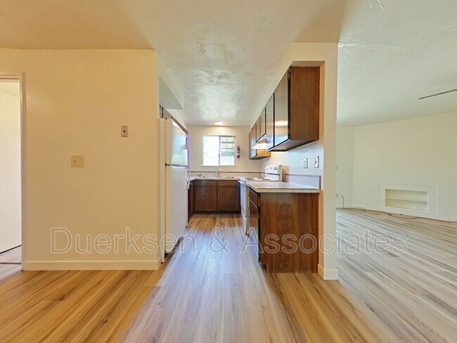 Building Photo - 652 NW Linden Ave