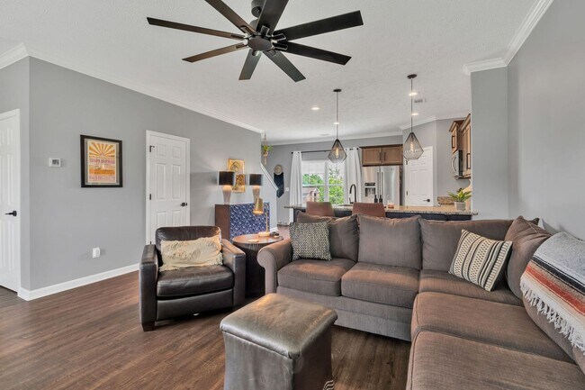 Building Photo - Great End-Unit Townhome with upgrades galore!