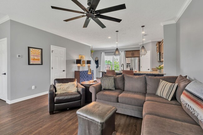 Foto del edificio - Great End-Unit Townhome with upgrades galore!