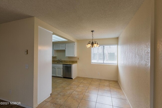 Building Photo - Updated One Bedroom Townhome in Convenient Location!