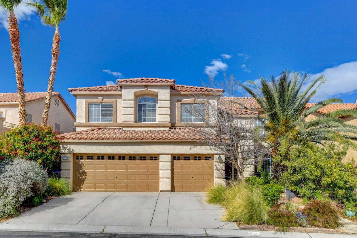 Foto principal - Spacious 5 bedroom, 3.5 baths with 3-car g...