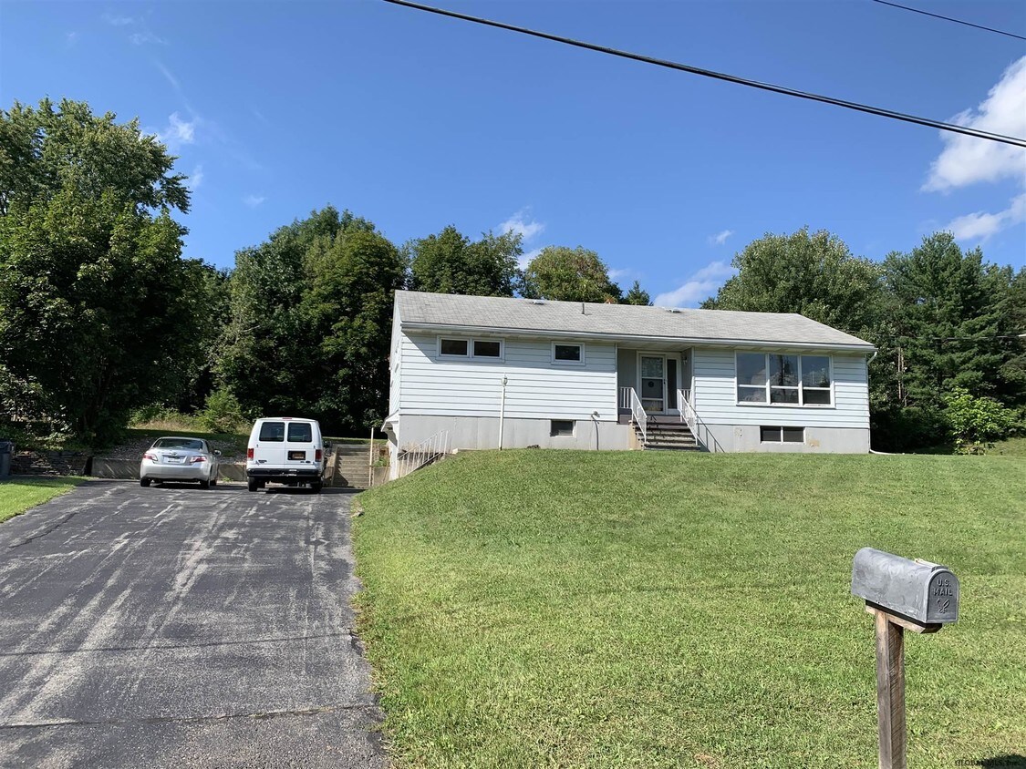 14 Garrett Dr, Waterford, NY 12188