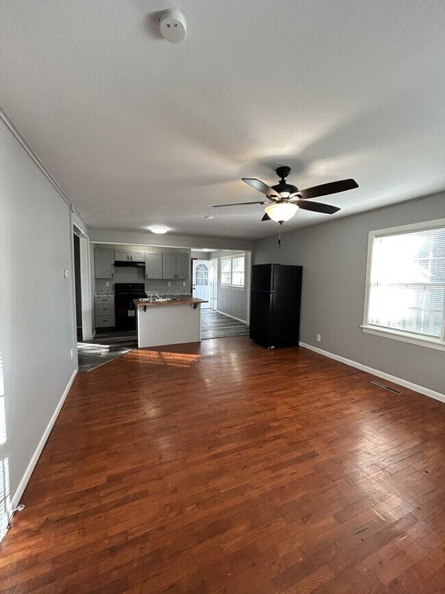 Foto del edificio - PRE-LEASING- AVAILABLE JULY 10TH - 3 Bedroom/2 Bathroom House