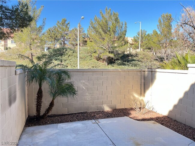 Building Photo - 2842 Briar Knoll Dr