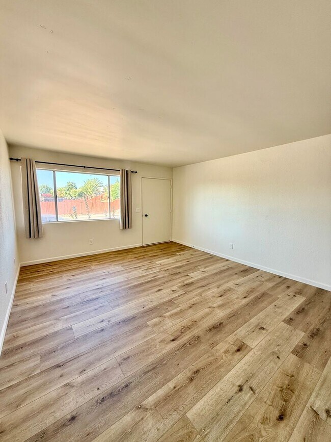 Foto del edificio - 2 BEDROOM 1 BATH HOME IN PASO ROBLES!! SIE...