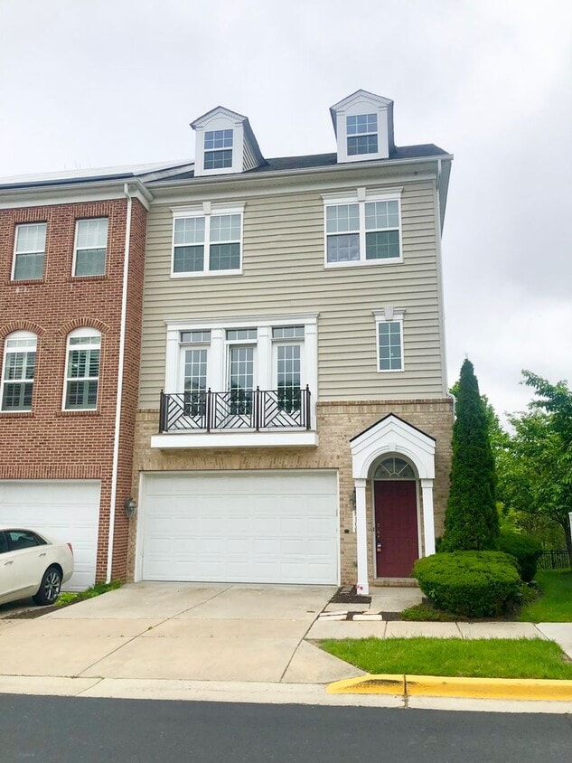 Foto principal - Gorgeous 3BR/2.5BA Townhome in Hyattsville