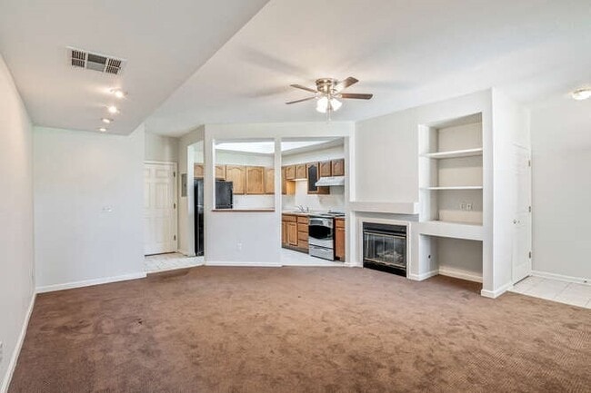 Building Photo - Updated 2 bed, 2 Bath Cond with Lake and G...