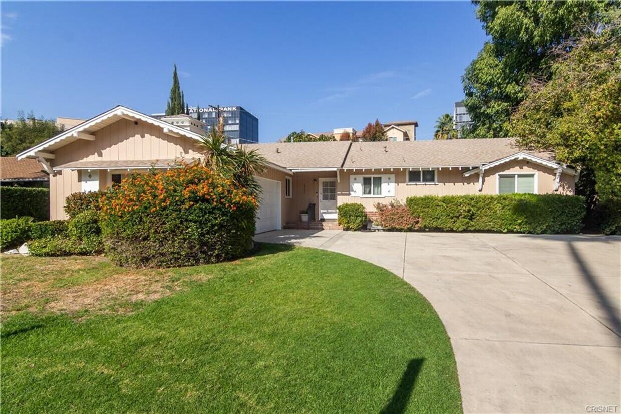 Foto principal - Charming 1950's Home in Encino, CA