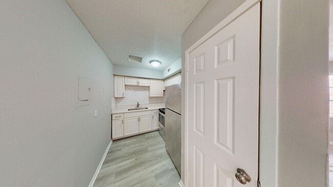 Photo - Spacious 1Bed/ 1Bath in Riverside   ** Upstairs Unit & Water Included ** Apartment