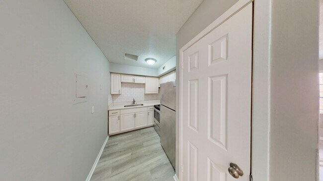 Foto del edificio - Spacious 1Bed/ 1Bath in Riverside   ** Upstairs Unit & Water Included **