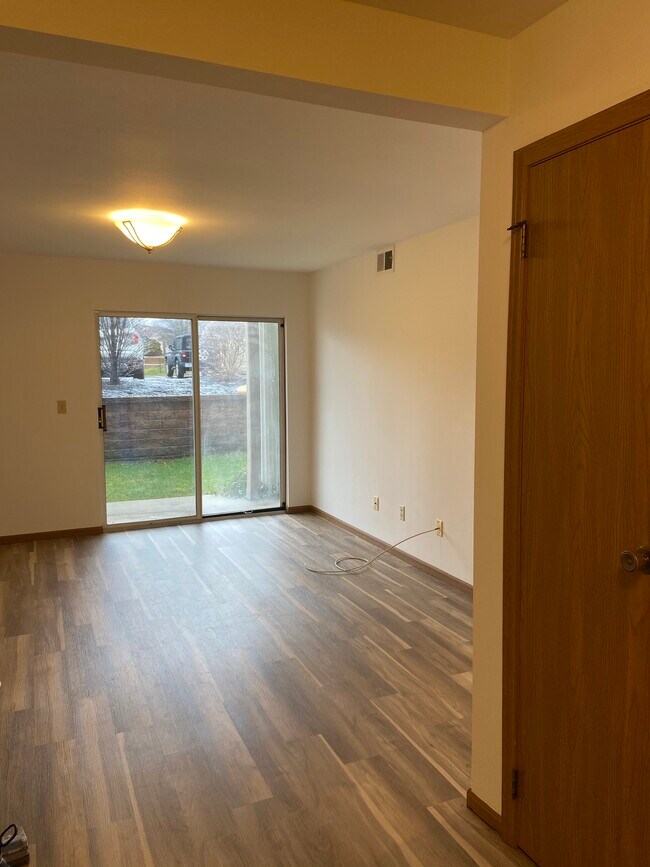 Building Photo - 749 Ridgeside Dr