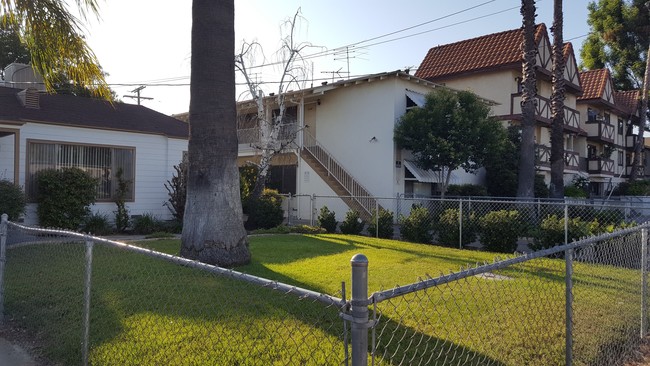 Foto del edificio - 7105-7117 1/2 Hazeltine Ave