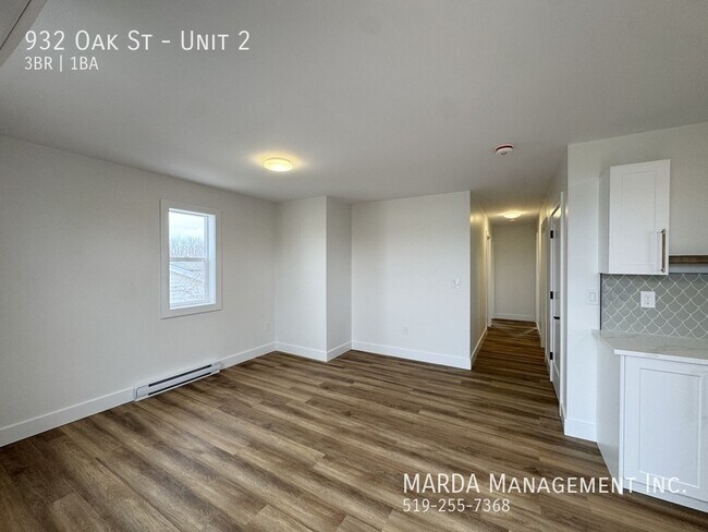 Photo du bâtiment - BEAUTIFUL NEW RENO 3 BED/1 BATH UPPER WEST END + HYDRO & WATER