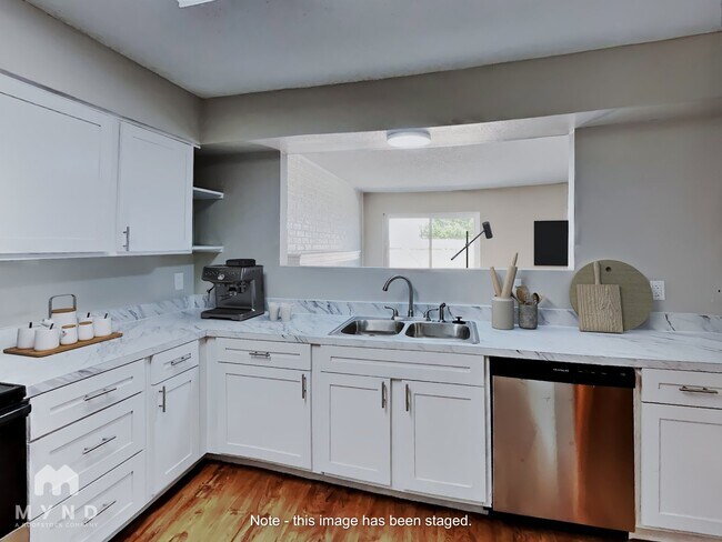 Foto del edificio - 3224 E 63rd St