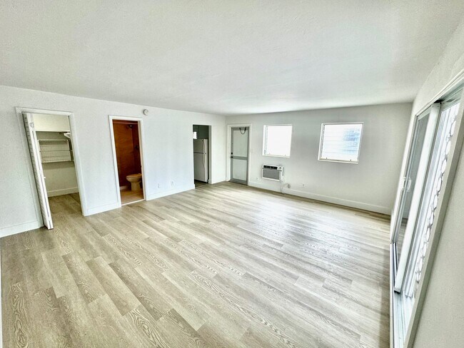 Foto del edificio - 100-132 Madeira Ave