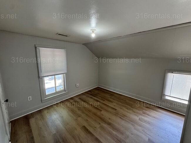 Building Photo - $1050 - 3 bed 1 bath - Single Family Home