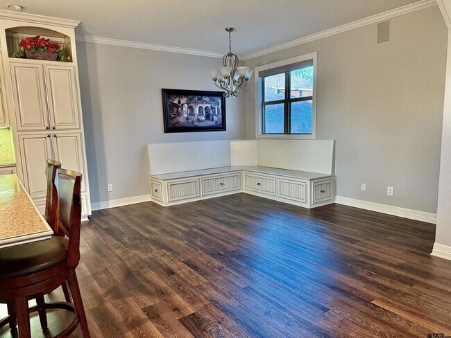 Foto del edificio - 3815 Holly Ridge Dr