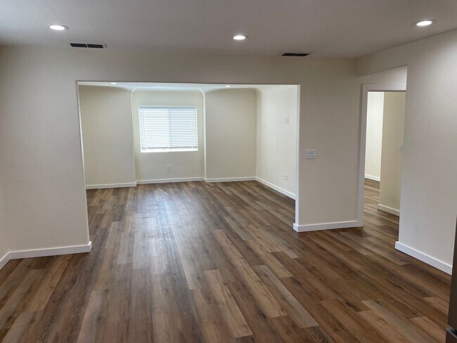 Building Photo - 350 Palm Ave