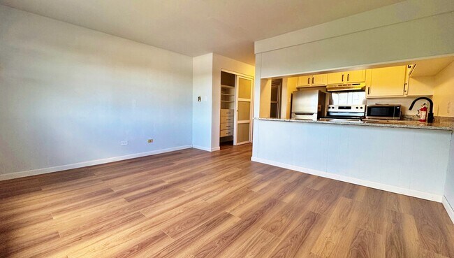 Foto del edificio - Fully Remodeled Sunny & Quiet Top Floor St...
