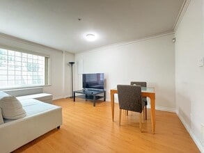 Building Photo - 117 W 42nd Ave