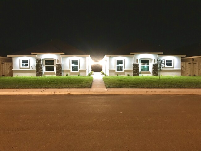 Building Photo - 4904 N Winona Dr