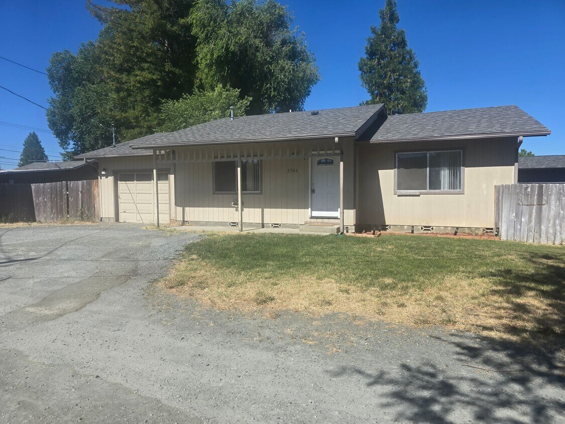 Foto principal - 3 bedroom 1 bath home for Rent in Grants Pass