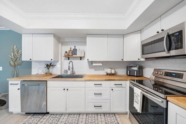 Building Photo - 232 Wellesley Dr