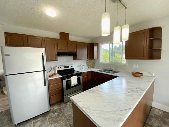 Building Photo - 3 bedroom in Kitimat BC V8C 2P5