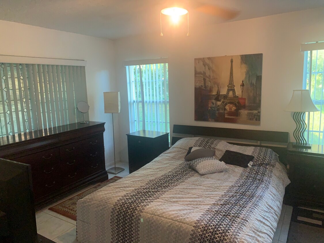 Foto principal - 10773 Lazy Lake Dr